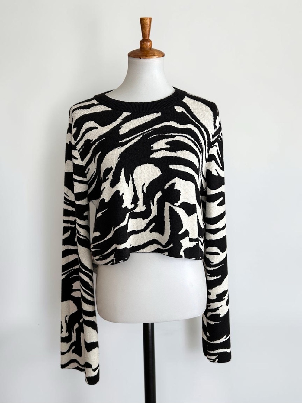 H&M Black White Zebra Print Cropped Sweater Bell Sleeve Size Large
